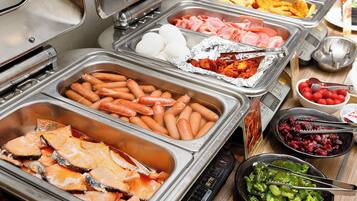 Daily buffet breakfast (JPY 1300 per person)