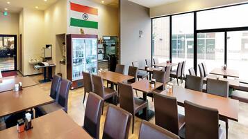 每日供应自助式早餐(每人 JPY 1300)