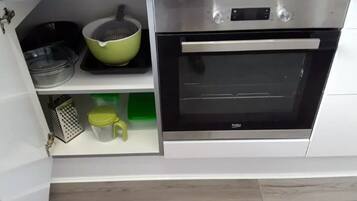 Frigorífico, horno, placa de cocina y hervidor eléctrico