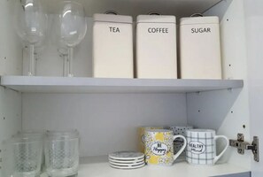 Réfrigérateur, four, plaque de cuisson, bouilloire électrique