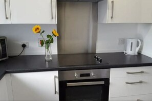 Réfrigérateur, four, plaque de cuisson, bouilloire électrique