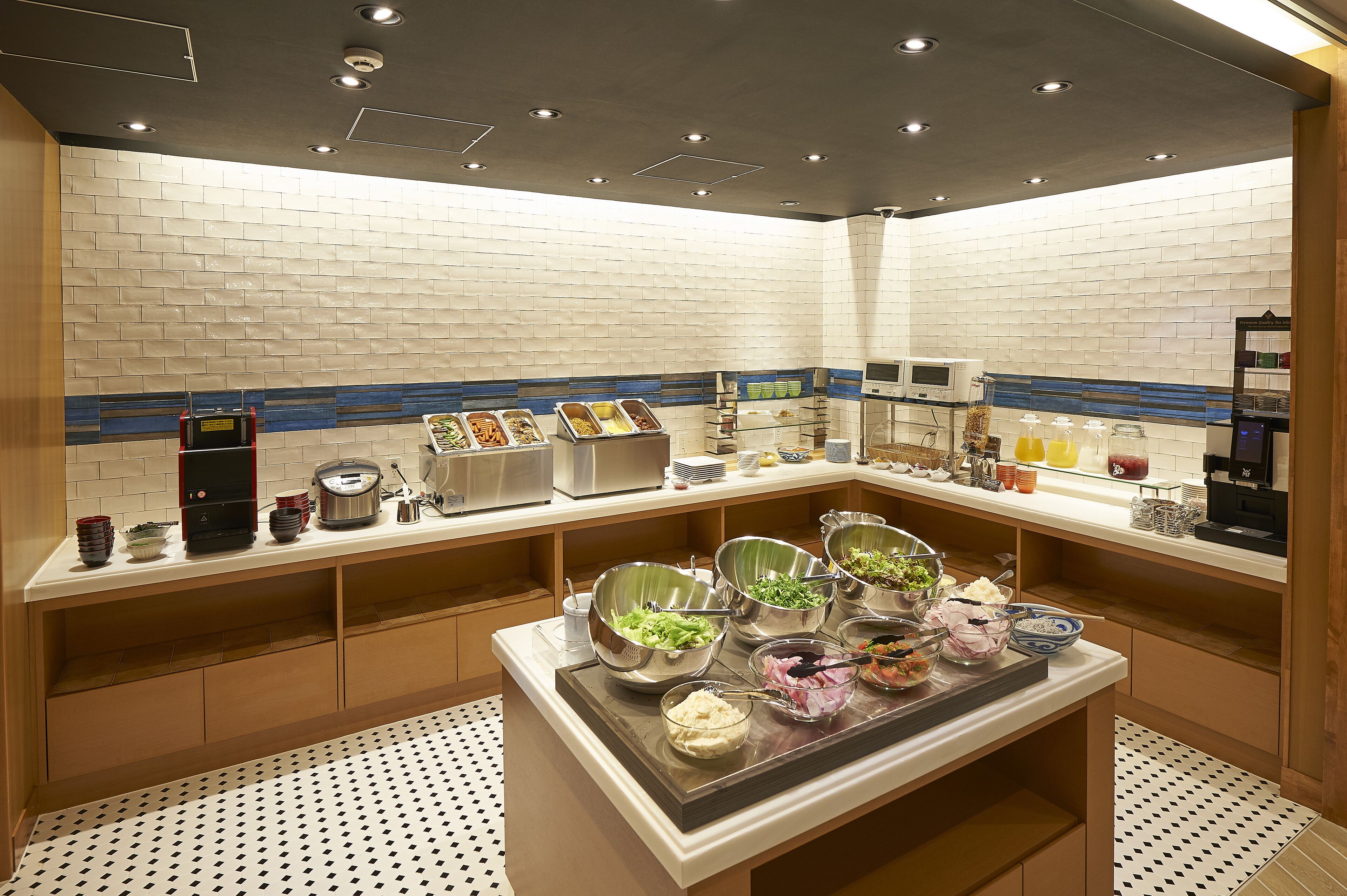 daily buffet breakfast (jpy 1100 per person)