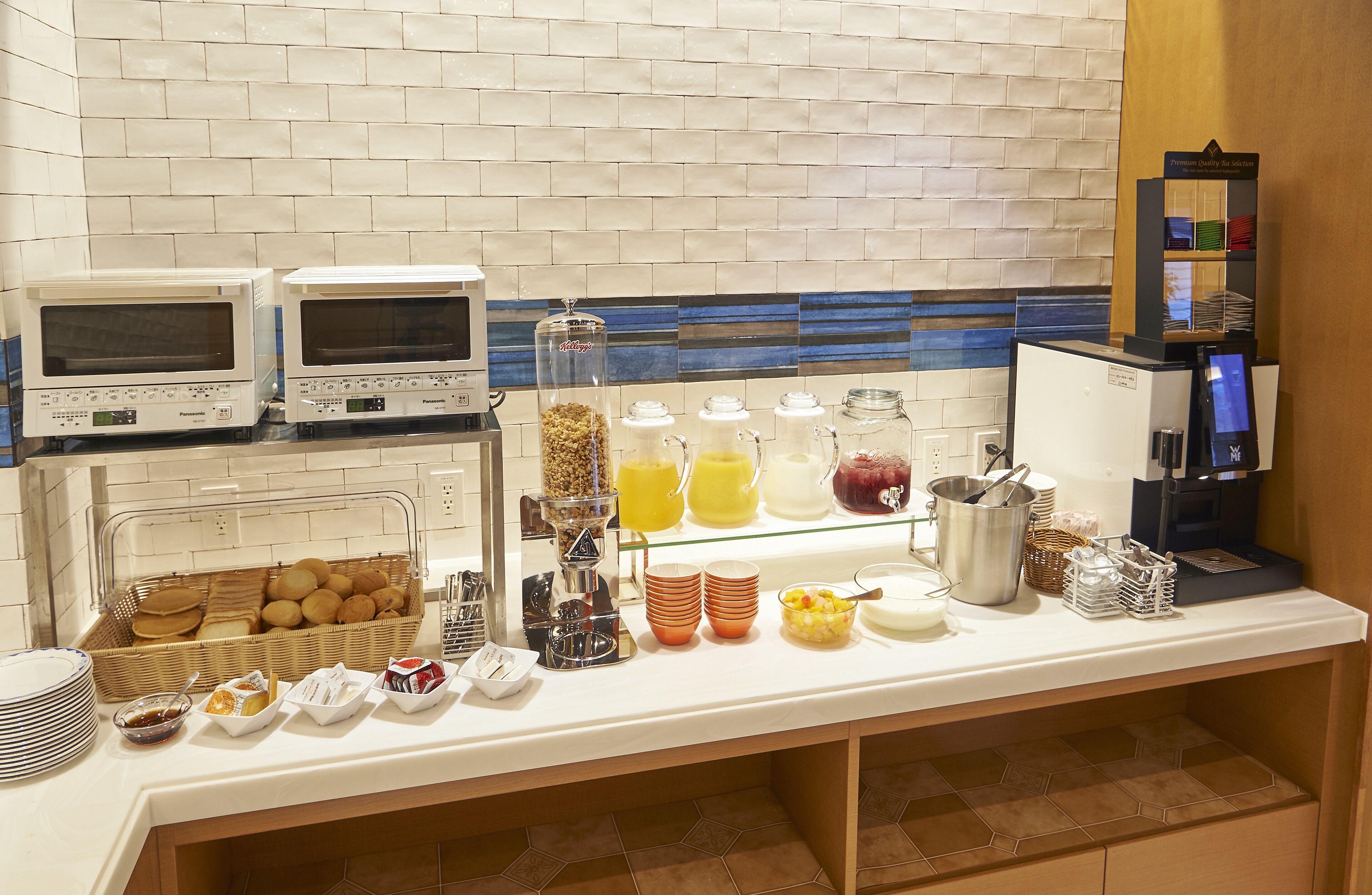 daily buffet breakfast (jpy 1100 per person)