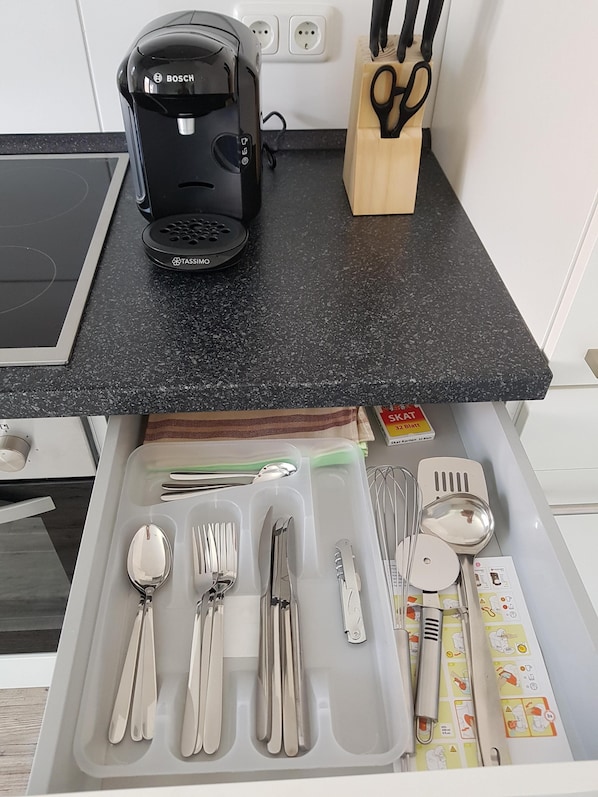 KĂŒhlschrank, Mikrowelle, Ofen, Herdplatte