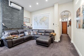 Smart TV, video games, Netflix, streaming services - Massive 9 Bed, 3 Bath, 2 Kitchen. $4 Million Mansion - City Centre, Home Cinema! (Surry Hills)