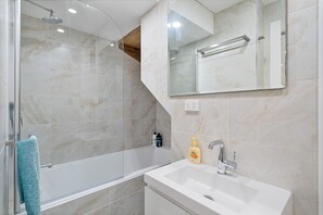 Hair dryer, towels, shampoo, toilet paper - Massive 9 Bed, 3 Bath, 2 Kitchen. $4 Million Mansion - City Centre, Home Cinema! (Surry Hills)