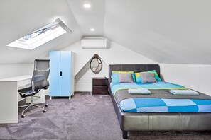 5 habitaciones, escritorio y tabla de planchar con plancha