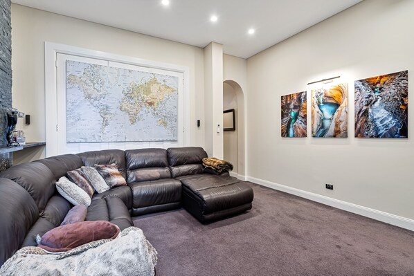 Smart TV, video games, Netflix, streaming services - Massive 9 Bed, 3 Bath, 2 Kitchen. $4 Million Mansion - City Centre, Home Cinema! (Surry Hills)
