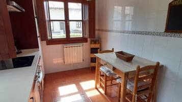 Een koelkast, een microgolfoven, een oven, een vaatwasser