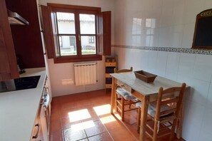 Jääkaappi, mikroaaltouuni, uuni, astianpesukone