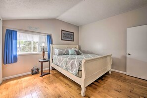 1 quarto, ferros/tábuas de passar roupa, berço de viagem, roupa de cama