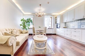 Älytelevisio, DVD-soitin, pöytätennispöytä, kirjoja