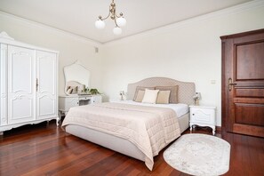 3 makuuhuonetta, työpöytä, äänieristys, silitysrauta/-lauta