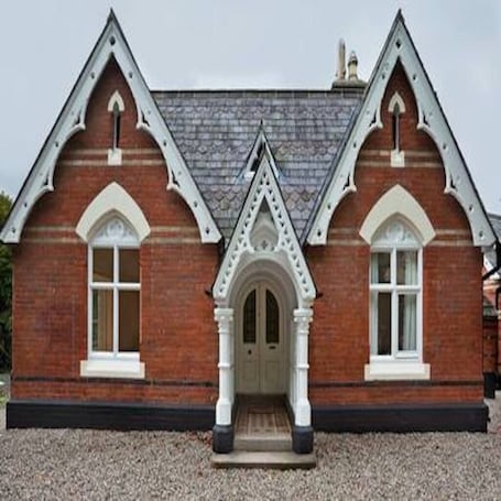 Exterior detail. Nice double room and bathroom with own door access