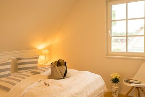 4 bedrooms, travel cot, WiFi, bed sheets - Jagdhaus - noble living under thatch (Born auf dem Darss)