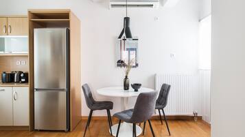 Departamento, 1 habitación | Cocina privada | Cafetera de espresso, cafetera y tetera y refrigerador con congelador