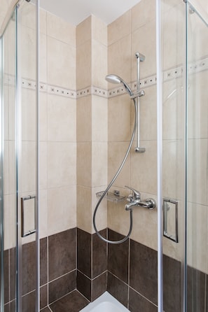 Appartement, 1 chambre | Douche de la salle de bain