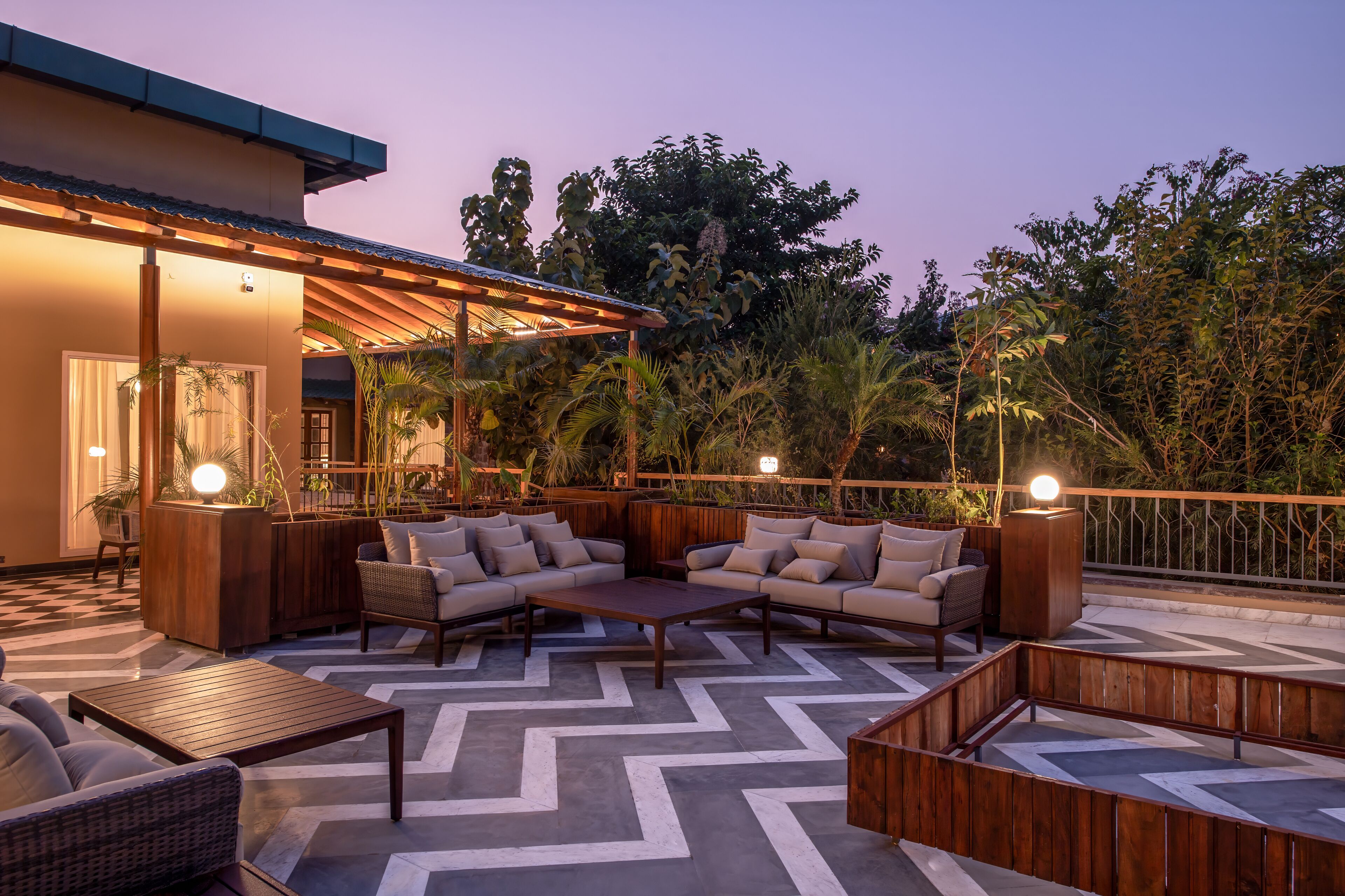 2 bars/lounges, poolside bar