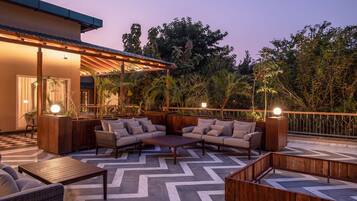 2 bars/lounges, poolside bar