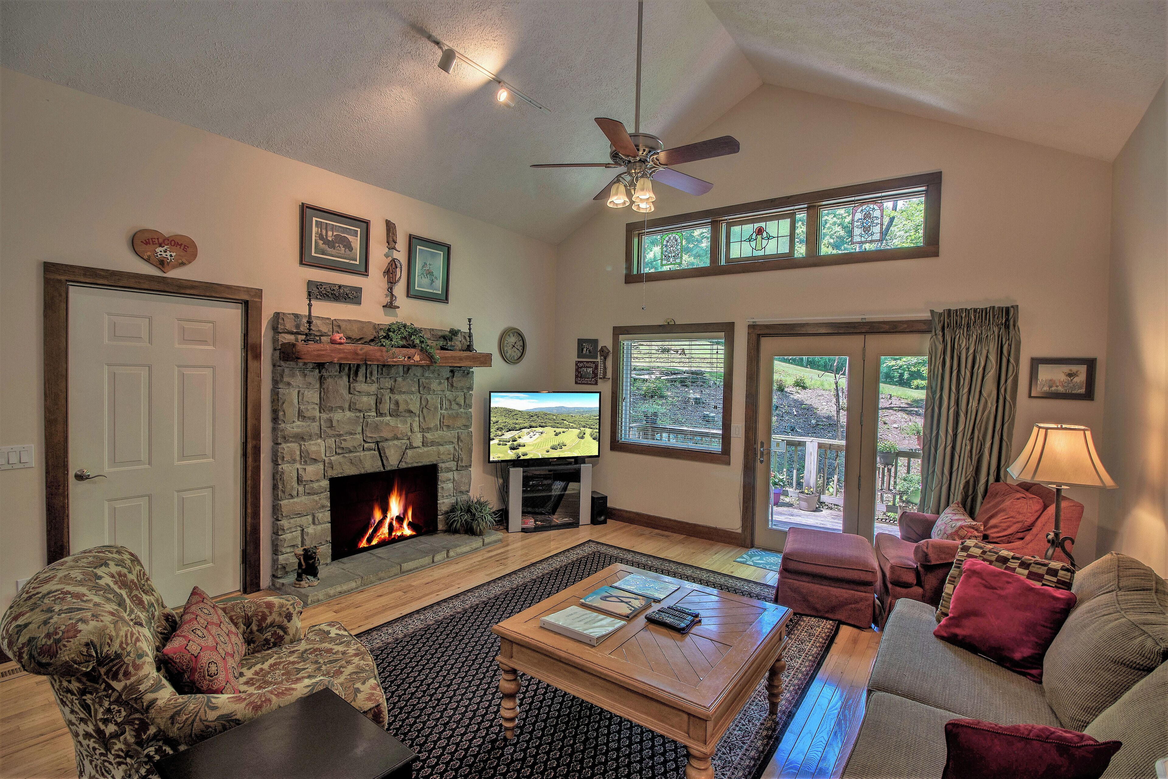 Fernseher, Kamin, DVD-Player