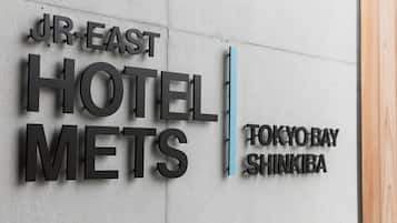Schild für das JR-EAST HOTEL METS in TOKYO BAY SHINKIBA.