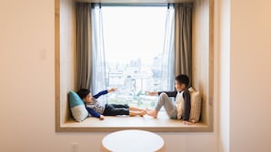A room with a large window, two beds, and a small round table. - JR East Hotel Mets Premier Tokyo Bay Shinkiba (Tokyo)