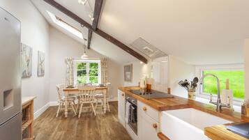 Microondas, horno, lavavajillas, silla alta para bebés