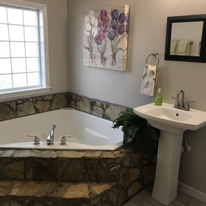 Shower, jetted bath, hair dryer, towels