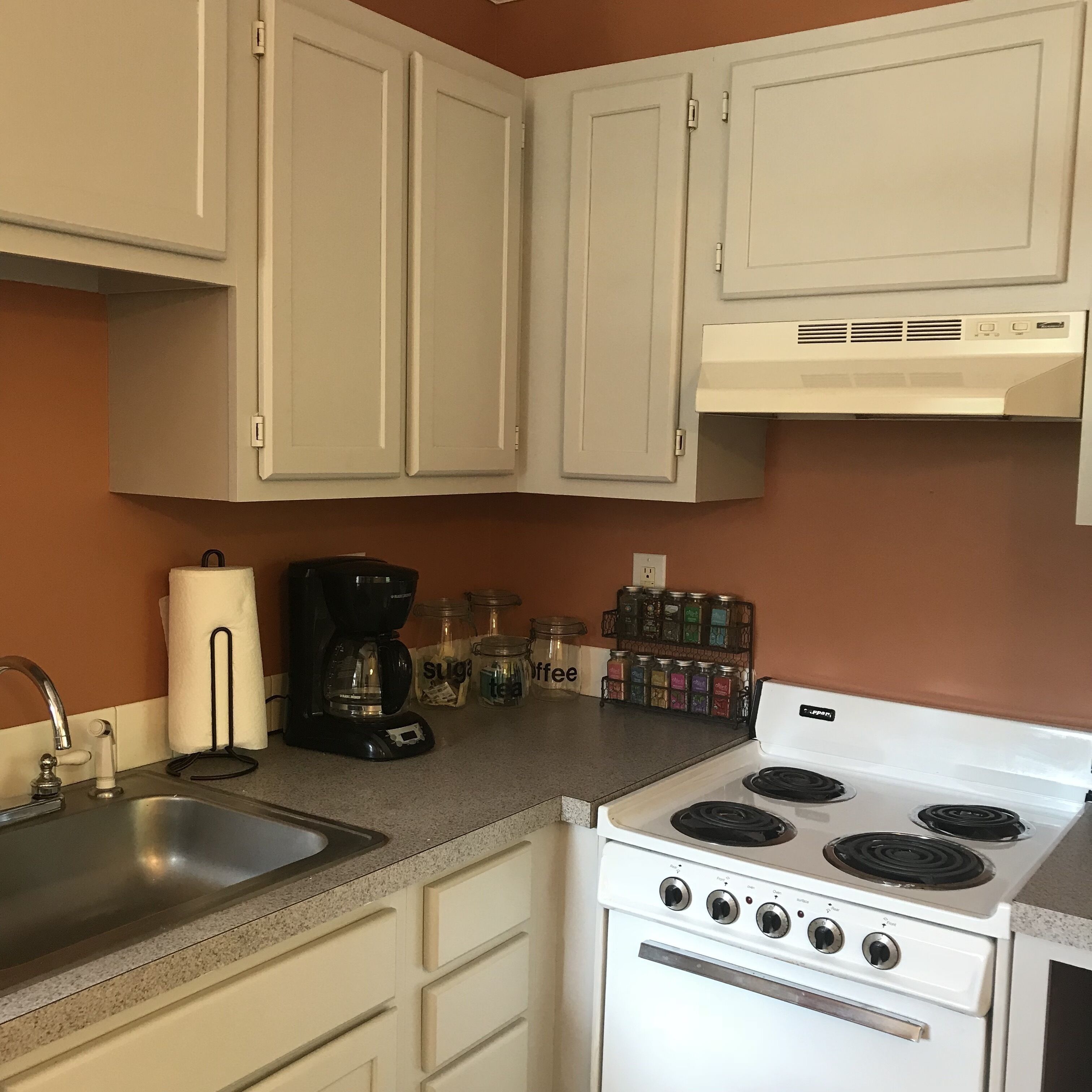 Køleskab, mikrobølgeovn, ovn, kogeplade