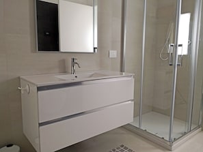 Een bad/douchecombinatie, een haardroger, een bidet, handdoeken