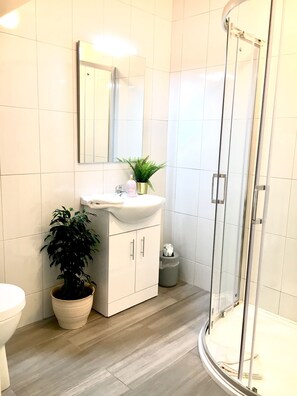 Casa Confort | Baño | Regadera, secadora de cabello, toallas 