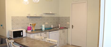 Microwave, cookware/dishes/utensils