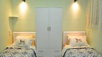 2 chambres, bureau, fer et planche à repasser