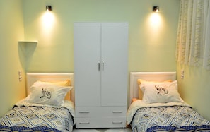 2 chambres, bureau, fer et planche à repasser
