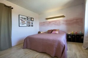 3 bedrooms, WiFi - South of France, swimming pool and fantastic view! (Aubais)