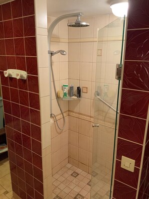 Ensemble douche/baignoire, sèche-cheveux, bidet, serviettes fournies