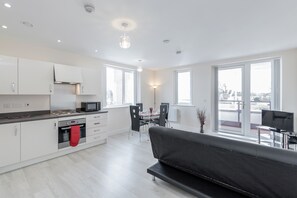 Apartment, 2 Schlafzimmer, Balkon | Wohnbereich | Fernseher