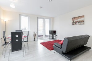 Departamento, 2 habitaciones, balcón | Sala de estar | Televisión 