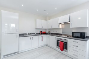 Departamento, 2 habitaciones, balcón | Cocina privada | Refrigerador, microondas, horno y lavavajillas 