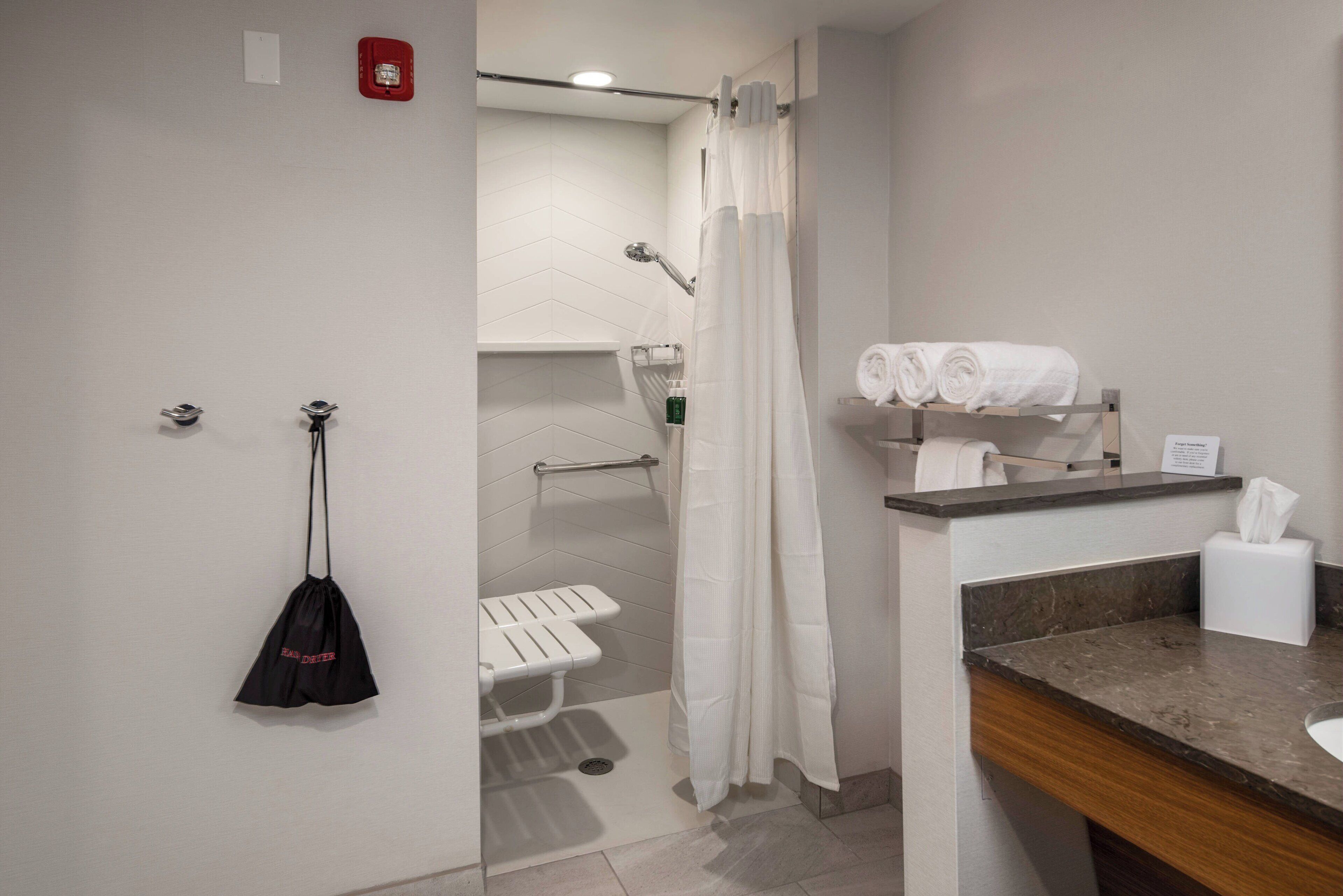 shower, hydromassage showerhead, free toiletries, hair dryer