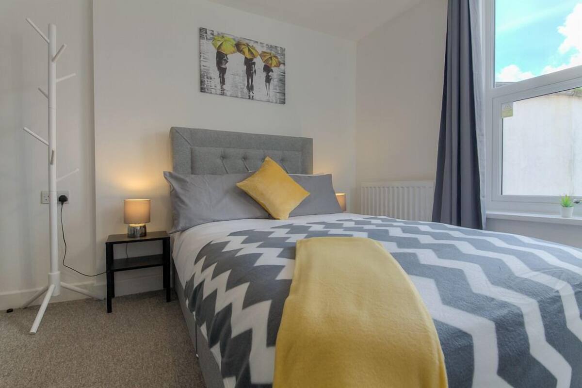 Apartamento standard, 1 cama de casal, vista para o pátio | Cortinas blackout, ferros/tábuas de passar roupa, Wi-Fi de cortesia