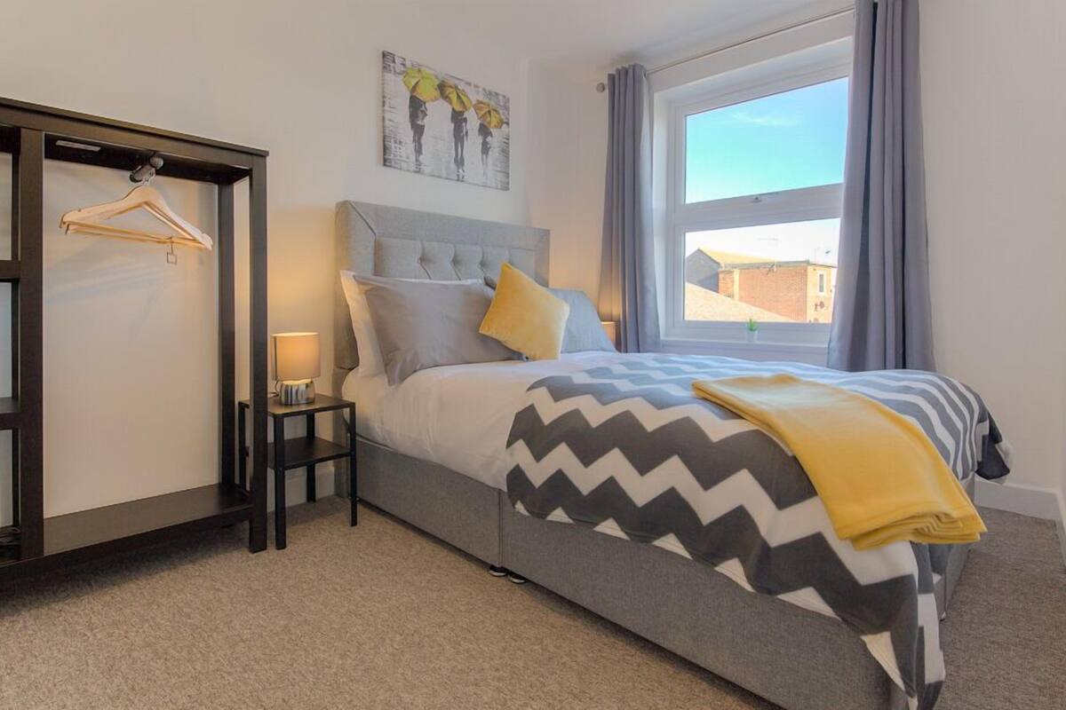 Apartamento premium, 1 cama de casal e sofá-cama, vista parcial para o mar | Cortinas blackout, ferros/tábuas de passar roupa, Wi-Fi de cortesia