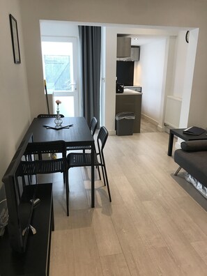 Casa de campo família, várias camas, vista para o pátio | Sala de estar | Smart TV