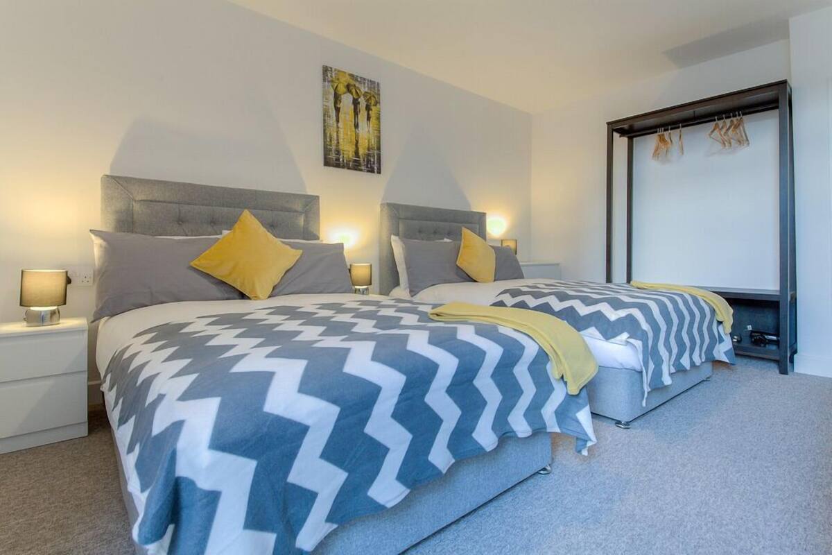 Apartamento família, várias camas, vista para a baía, no piso térreo | Cortinas blackout, ferros/tábuas de passar roupa, Wi-Fi de cortesia