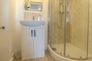 Departamento Premium, 1 cama matrimonial y sofá cama, vista parcial al mar | Baño | Secadora de cabello, toallas, jabón, shampoo 