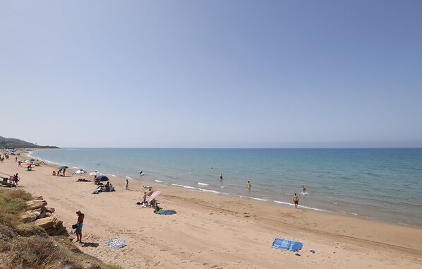 Plage, chaises longues