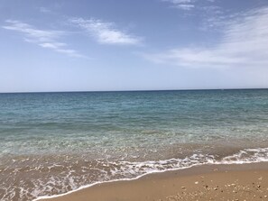 Une plage à l’eau claire et au rivage sablonneux.