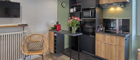 Réfrigérateur, micro-ondes, four, plaque de cuisson