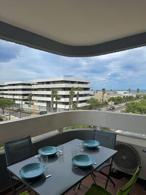 Outdoor dining - Superb apartment 150 m from the beach with private parking 4B237 (LE BARCARES)