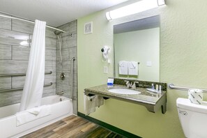 Rom, 1 kingsize-seng, tilgjengelighetstilpasset, ikke-røyk | Bad | Badekar